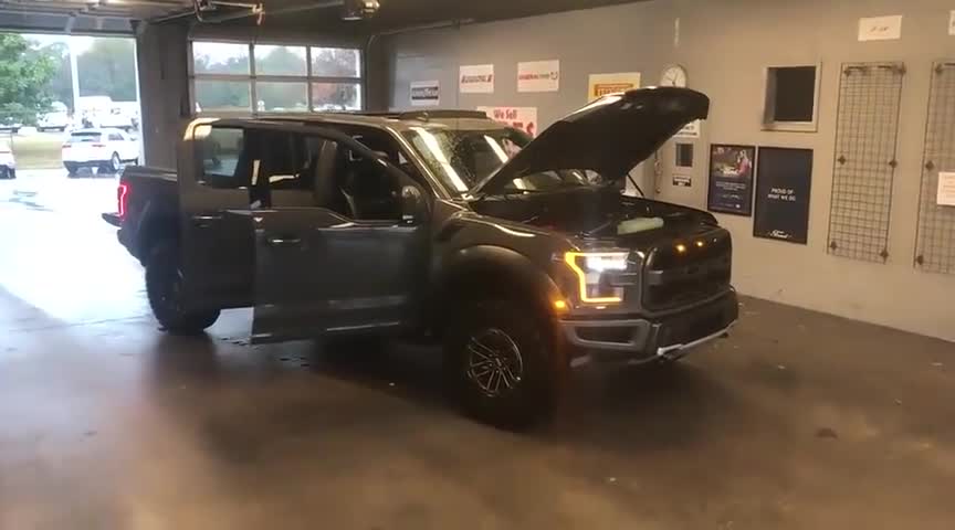 2020款福特猛禽入库实拍，车灯亮起那刻，才是心动的开始