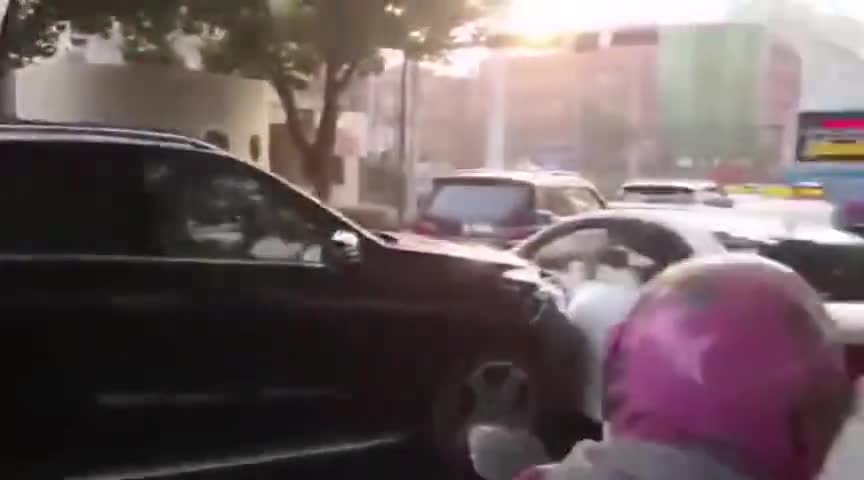 实拍：奔驰越野车怒怼本田思域，车主驾驶座淡定玩手机，谁的错？