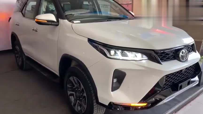 2021款丰田奔跑者Fortuner实拍，选它还是撼路者自己拿主意