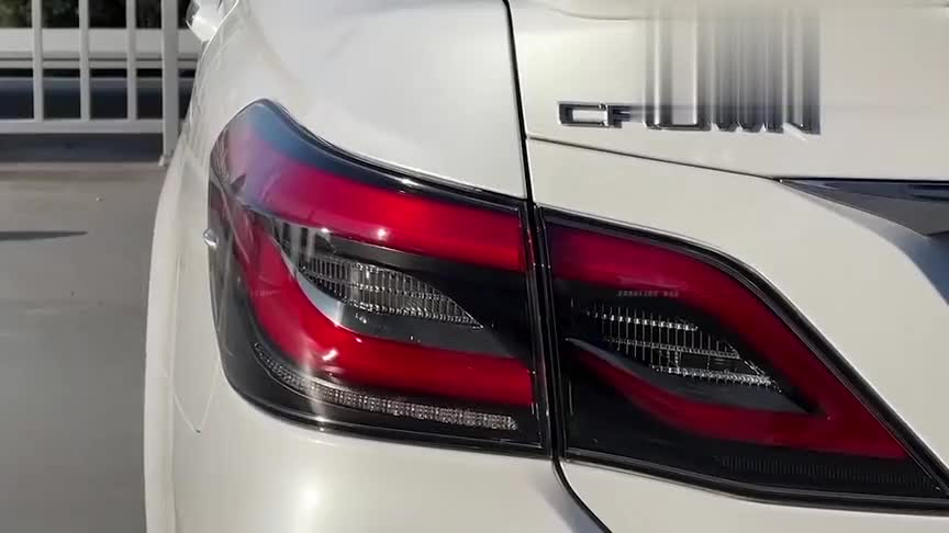 2021款丰田皇冠实车展示，真漂亮，选它还是奥迪A6自己拿主意！