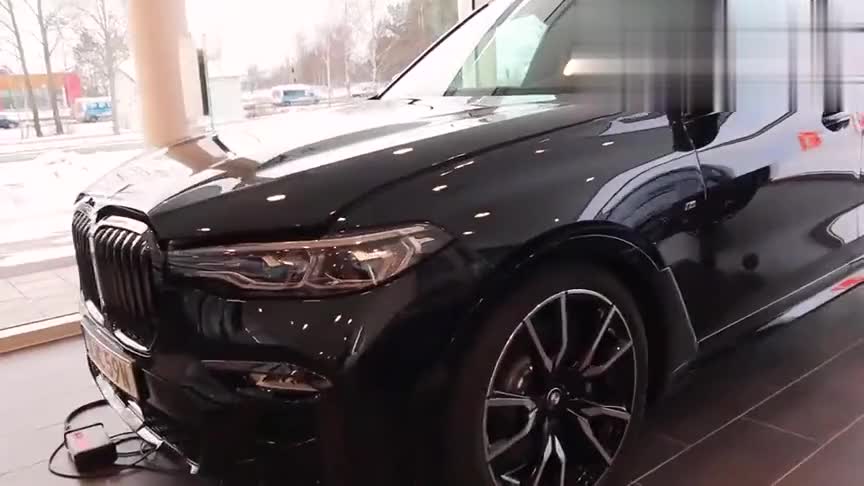 2021款宝马X7到店，外观与内饰高清实拍，买不买奔驰GLS自己定