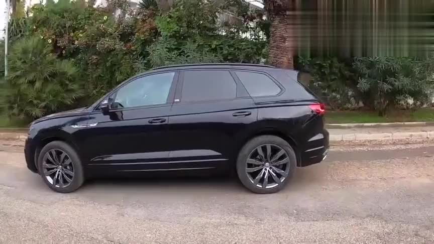 2021款大众途锐实拍展示，打开车门坐进驾驶室，才知道有多帅气