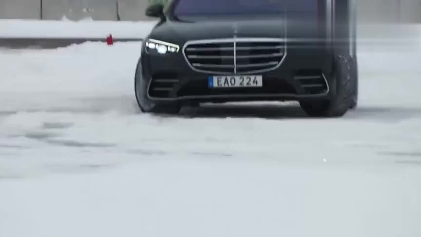 2021款奔驰S级和奥迪A8L谁更强？雪地跑一圈,再比比麋鹿测试看看