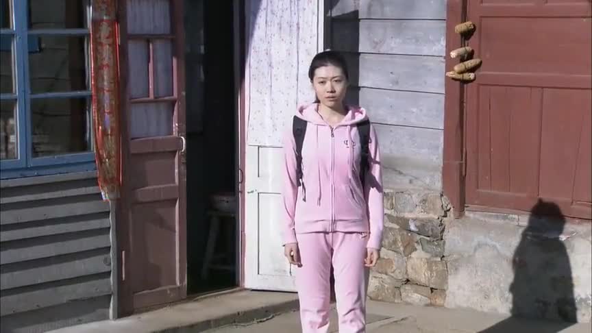 笑笑装模作样去上学袖珍妈妈不放心跟在后面下一幕让她心碎