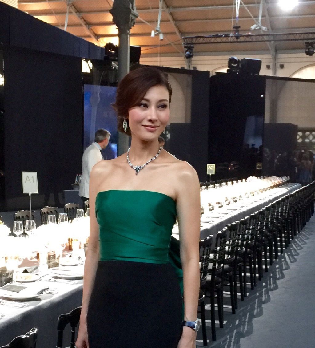 魅力十足的李嘉欣,俊俏的鼻子,点缀着玲珑活泼的性情