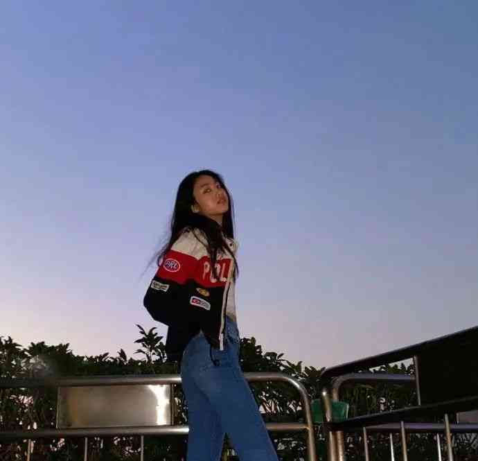 任晴佳的腿是真的长,但是人家的穿搭功底也是真的好,如果好身材没有