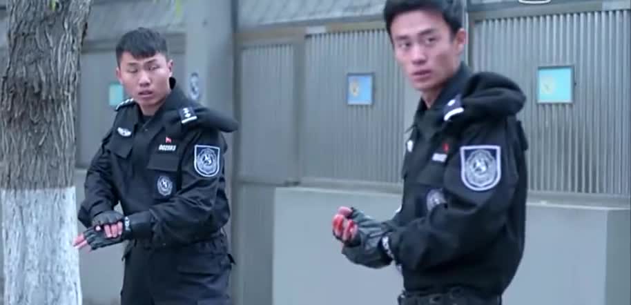 警花与警犬:唐磊死了,可怜的天狼伤心的乱叫