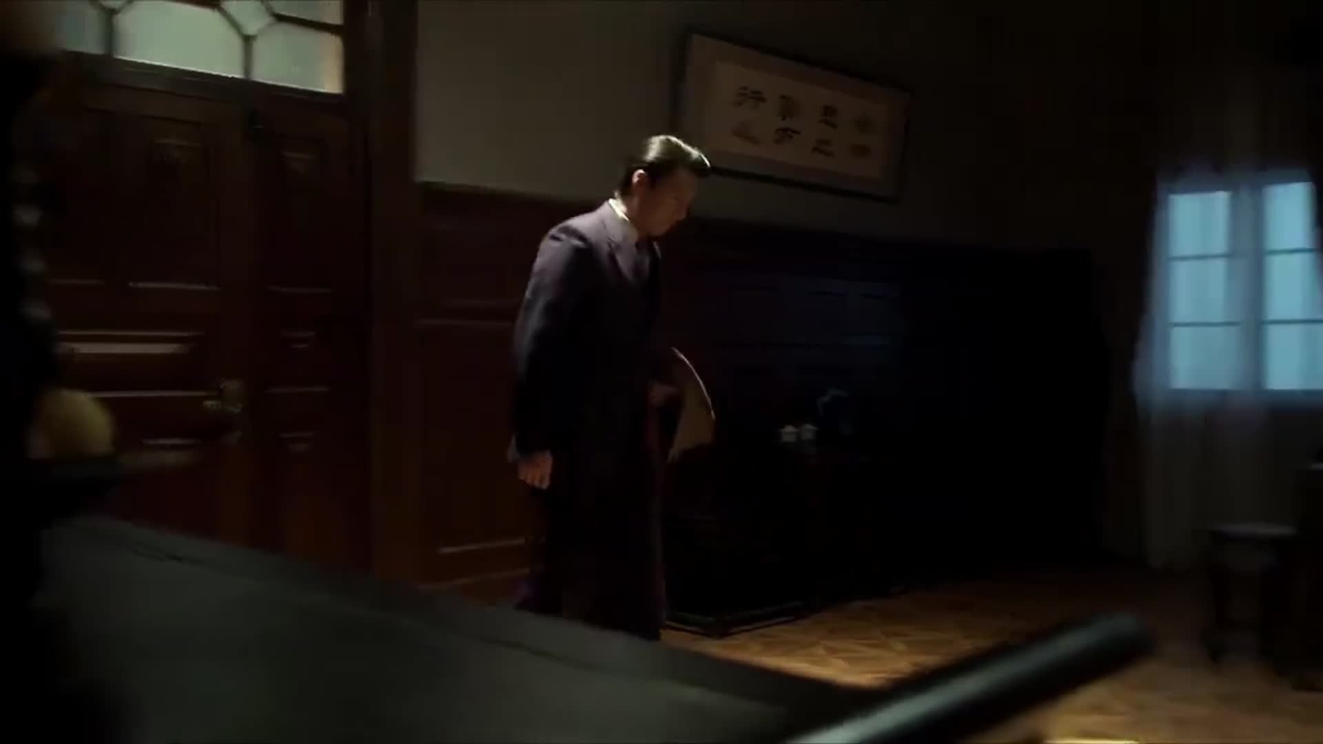 伪装者明楼连夜赶回家就被大姐叫到小祠堂跪下丝毫不留情面
