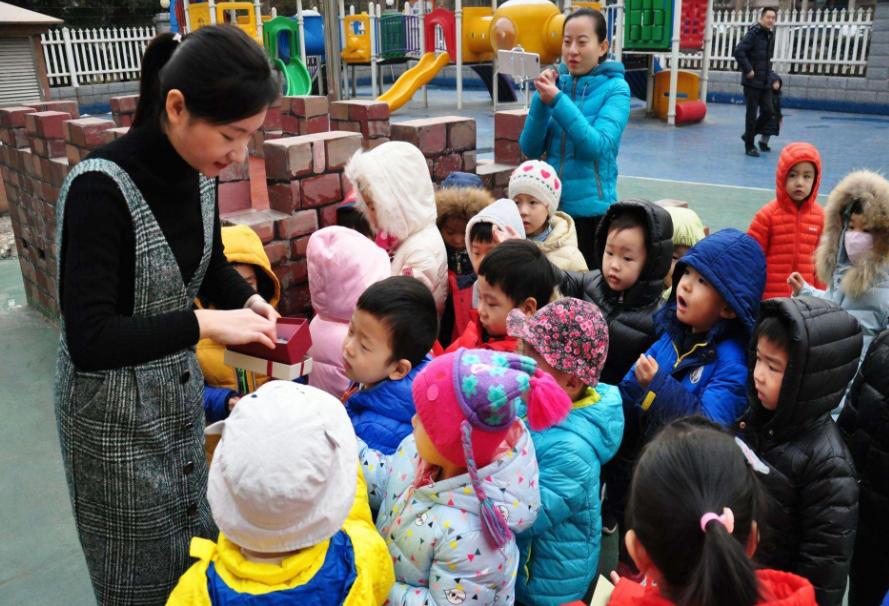 幼儿园老师委屈:孩子衣服标签被剪掉,书包里装“监控”,应该吗休闲区蓝鸢梦想 - Www.slyday.coM 幼儿园老师委屈:孩子衣服标签被剪掉,书包里装“监控”,应该吗休闲区蓝鸢梦想 - Www.slyday.coM