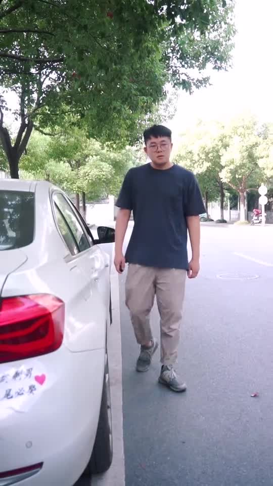 汽车发生轻微剐蹭，保险到底怎么用省钱小妙招你Get