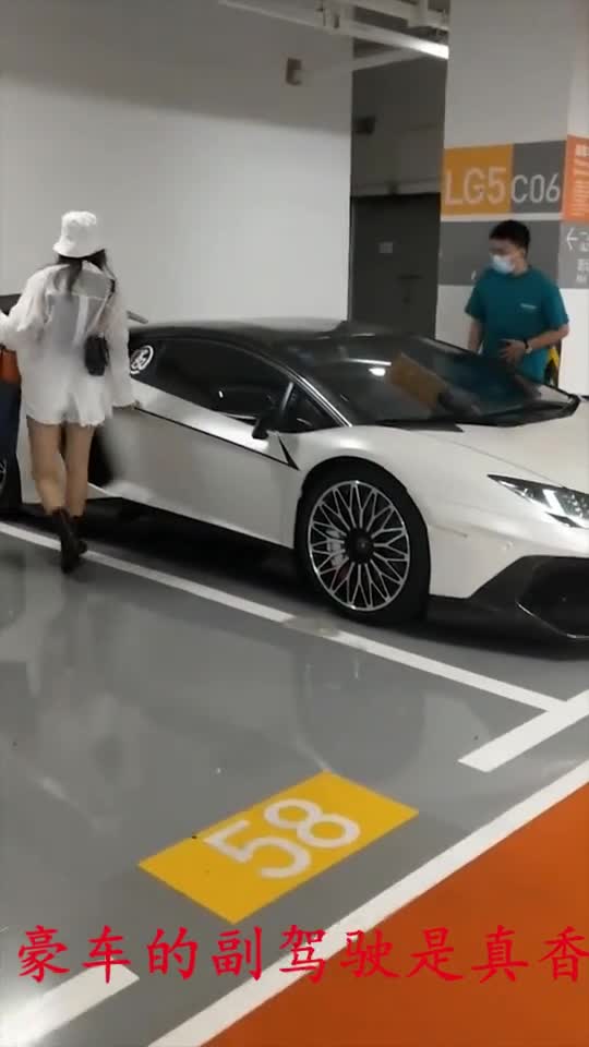到了夜晚你会发现,这些豪车的副驾驶,真是一个比一个香!