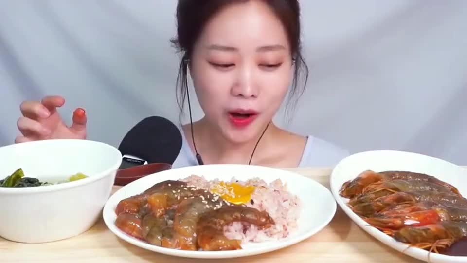 韩国美女吃播,酱油虾配白米饭下肚吃过瘾,直接上手抓太霸气了!