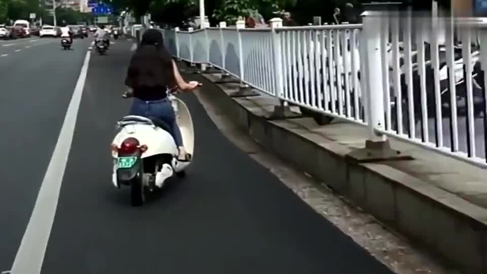 行车记录仪实拍：这位女司机太牛了，骑电动车能连续侧行几公里！