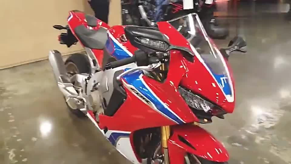 车行实拍本田CBR1000RR，本田标是红色的绝非善茬儿