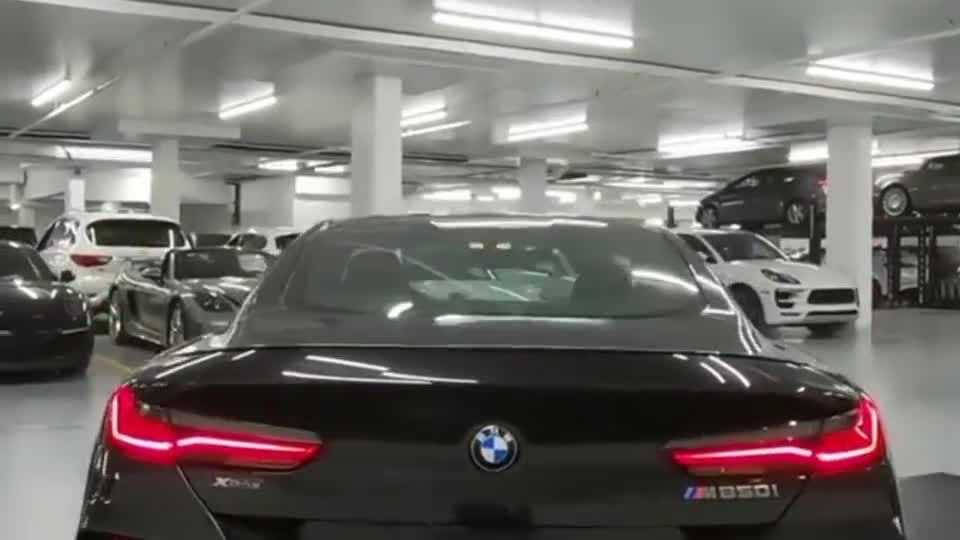 新款霸气的宝马系列，外观精致炫亮，看到轮毂很是惊喜