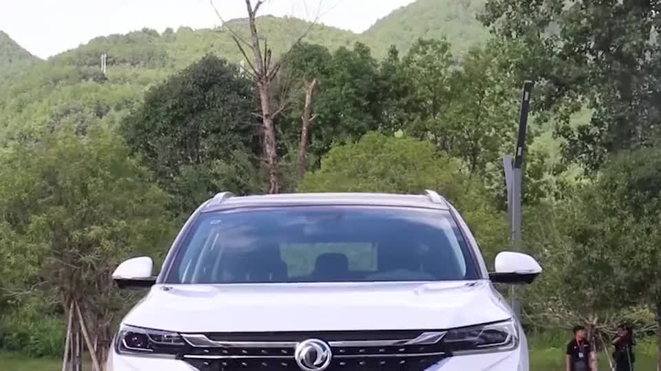 新款东风风神AX7，配1.6THP+6AT，外观内饰均有看点