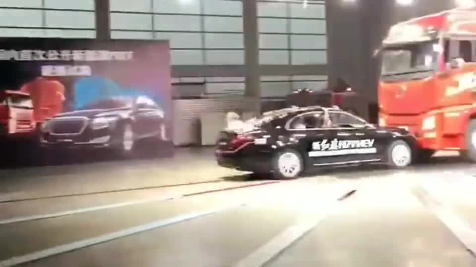 红旗H7PHEV模拟实际交通安全碰撞事故，看着真惊险