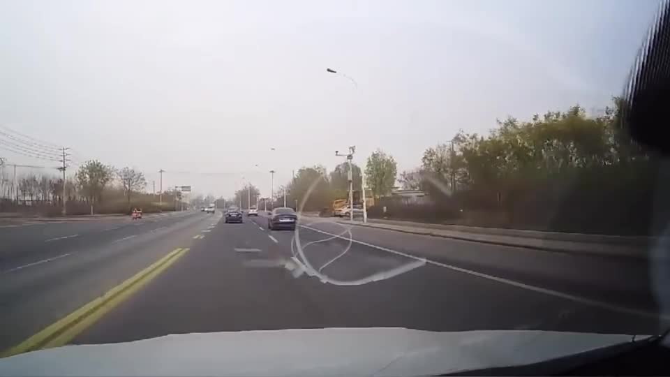 行车记录仪实拍：他跨越双黄线逆行超车，却不料被后车司机撞