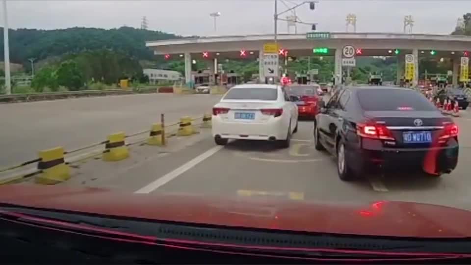 行车记录仪实拍：不知道是不是想蹭ETC，只好静静地看着