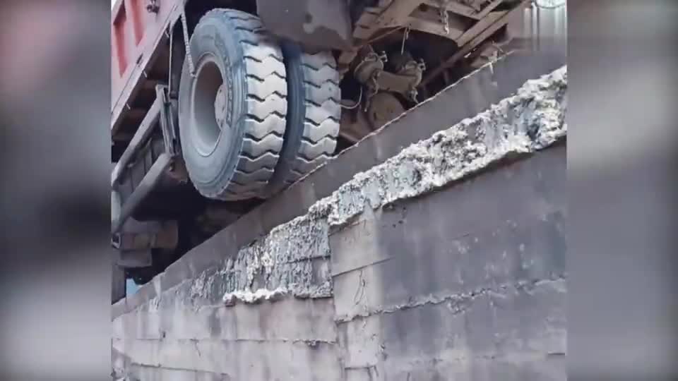 实拍：这货车司机是个高手，把车开成这样，看着我都害怕！