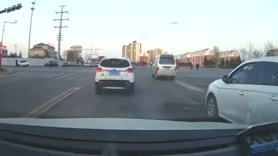 行车记录仪实拍：五菱宏光这烧胎起步，老司机都自愧不如