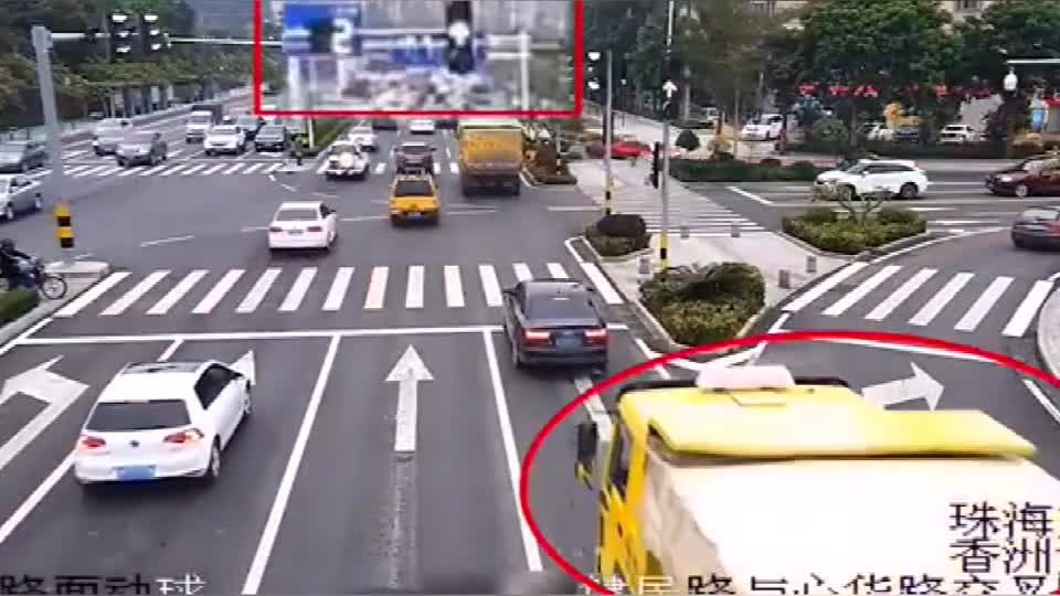 监控实拍：奥迪黄灯前刚刹停，就被想冲灯的泥头车削掉车尾