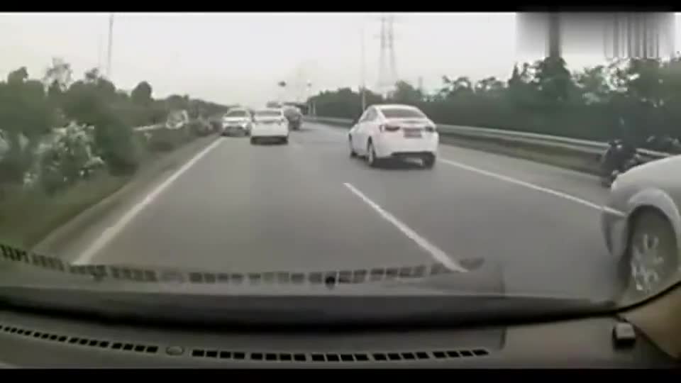 监控实拍：路虎高速上强逆行，导致思域追尾，请远离女司机！