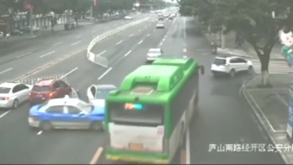 实拍：轿车司机“野蛮”操作，5秒后惊险发生