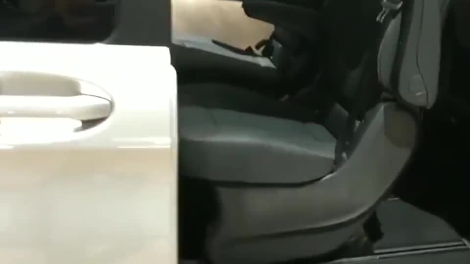 全新奔驰四驱商务MPV降临，这空间大才是真的好！