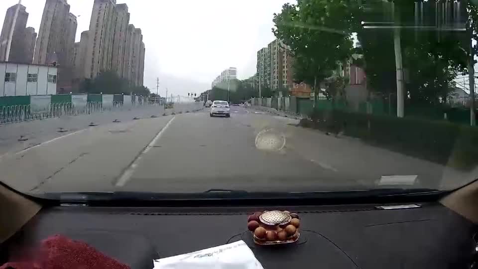 实拍：前面这辆白色轿车是什么操作方法？求解