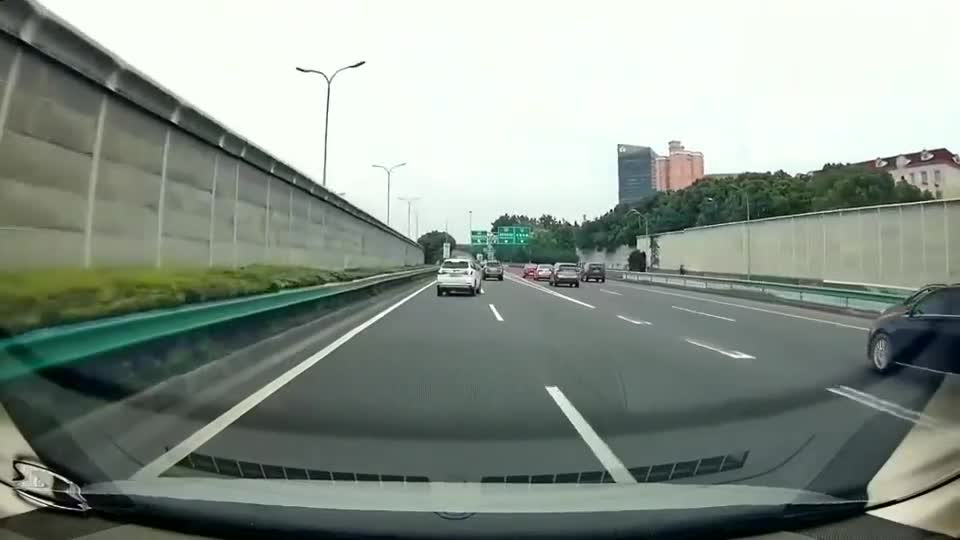 实拍：这个新手厉害了，估计驾校没教明白，一起看看吧！