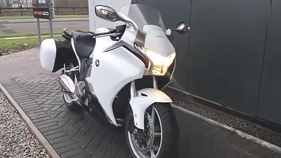 实拍本田自动挡摩托车VFR1200