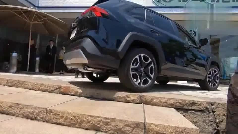 新款丰田RAV4，上下台阶轻轻松松
