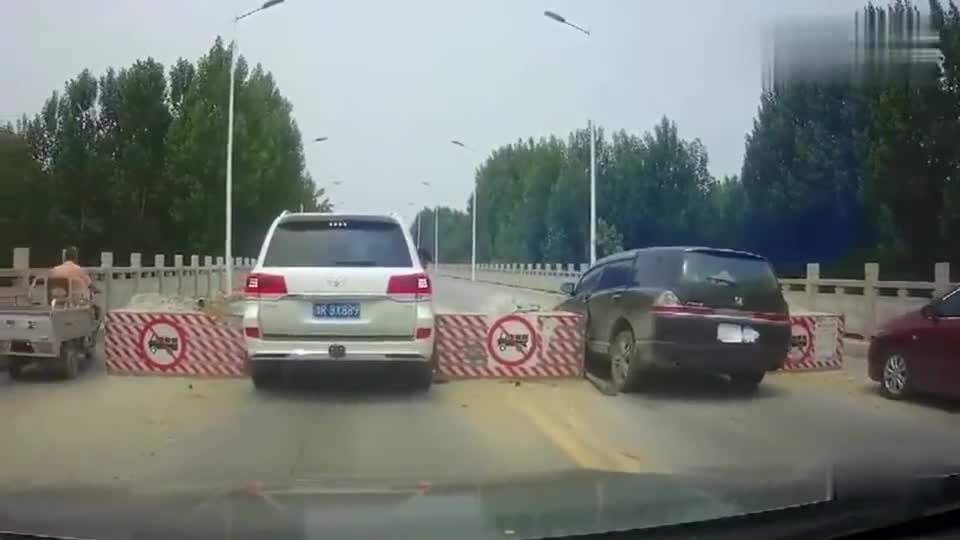 行车记录仪实拍：女司机过限宽墩，谁设计的？太缺德了