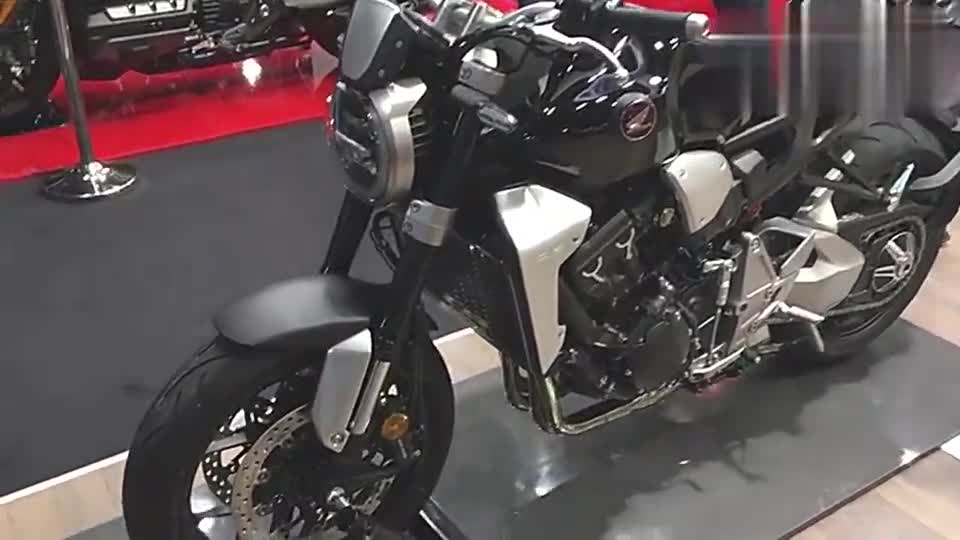 实拍本田旗舰街车CB1000R，红色本田标注定不凡