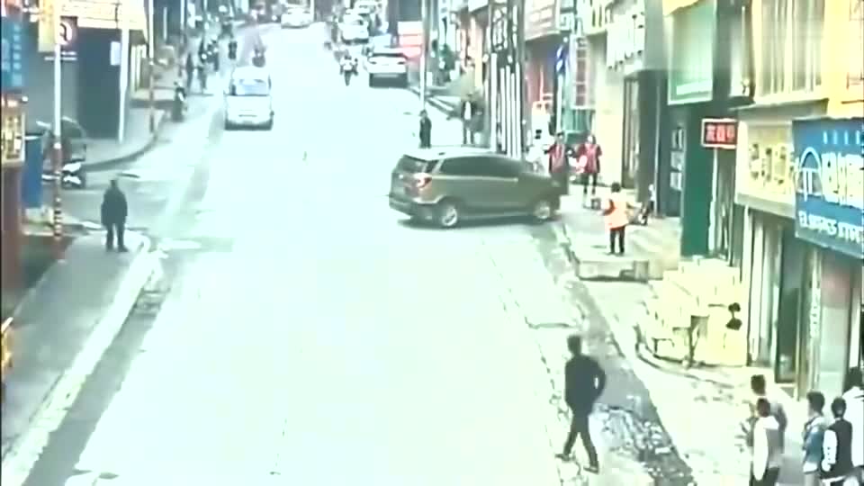 实拍：女司机错被油门当刹车，连闯两家店面。