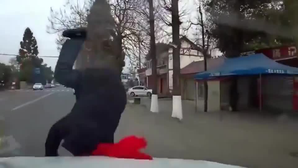 行车记录仪实拍：电动车随意横穿，女司机没减速，嘴里哇哇的