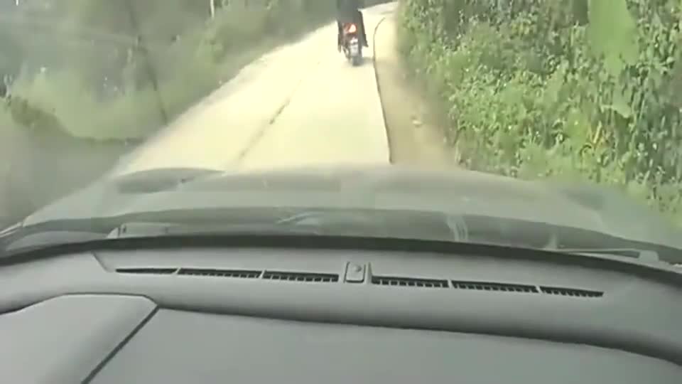 实拍：打开老婆的行车记录仪后，我才知道什么是女司机！