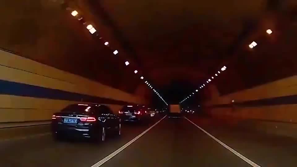 实拍：轿车一路高速驶进隧道，不料连环追尾，真是揪心