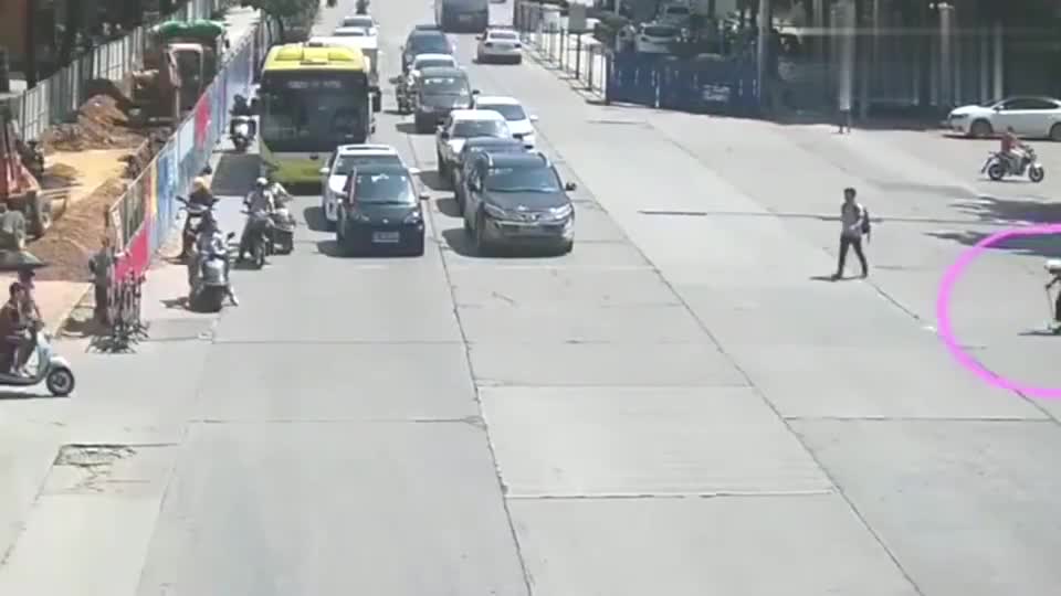 实拍：广西小伙横车怒怼轿车，要不是监控，我们可能就误会他了！