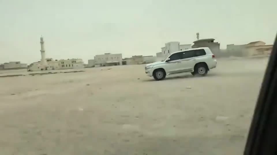 这就是兰德酷路泽的悬挂系统，上百码的速度，还稳如泰山