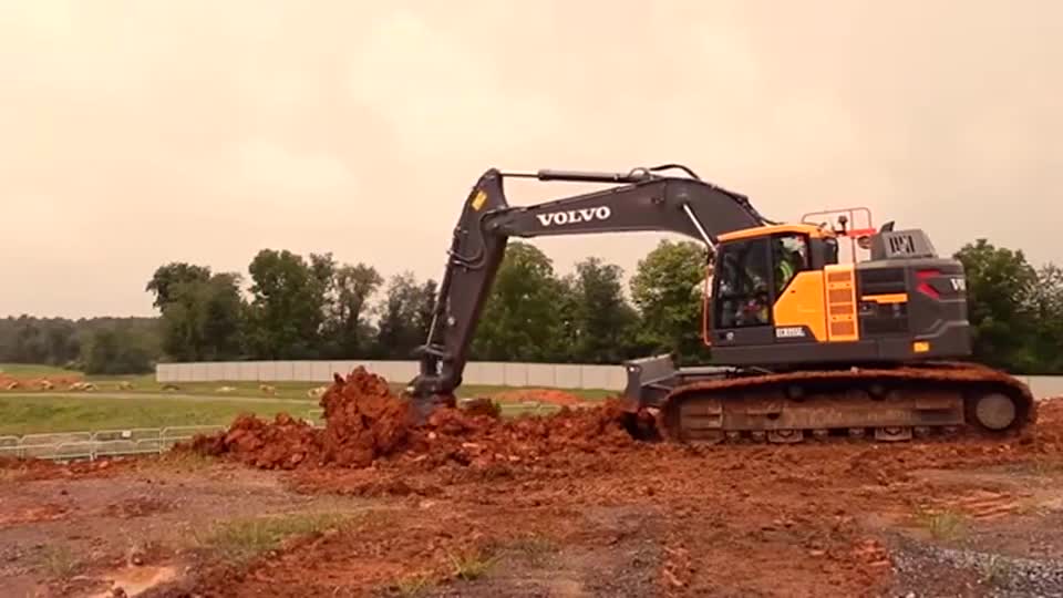 这台挖掘机不协调车身短底盘长，这样设计有啥优势