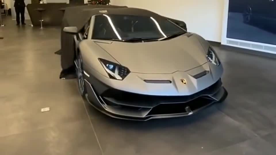 兰博基尼连车衣都是全自动的，怪不得卖的这么贵，是有原因的！