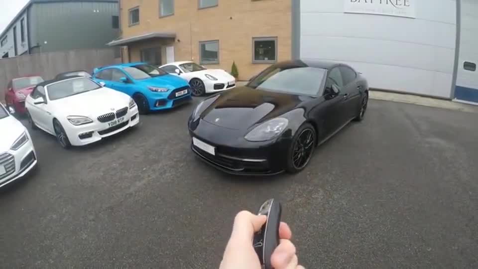 保时捷新帕拉梅拉4、黑外黑内！