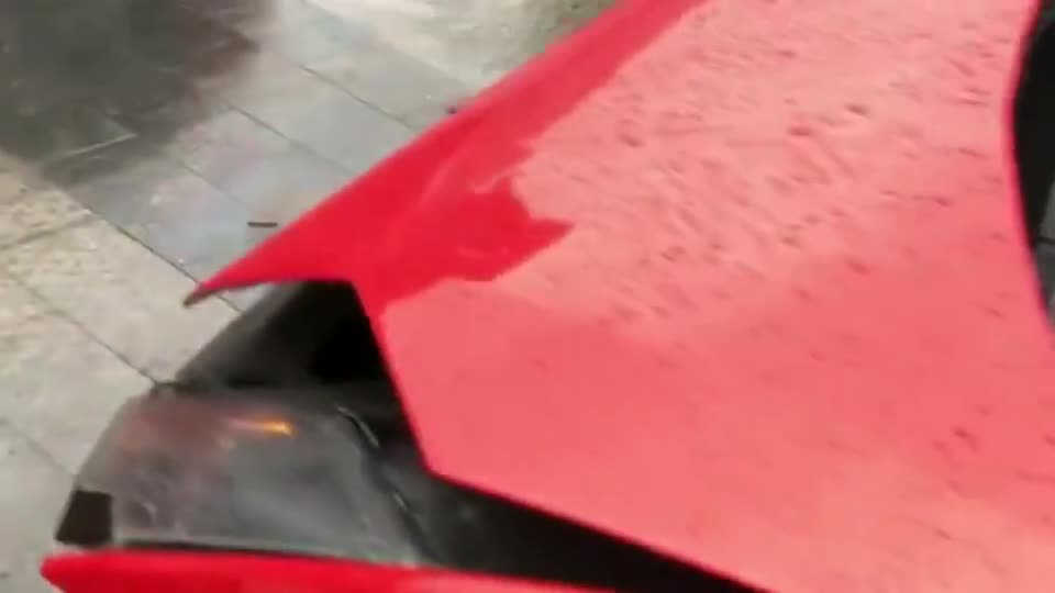 看样子保险公司要哭了，这么多辆超跑出事故，保险公司要破产了！