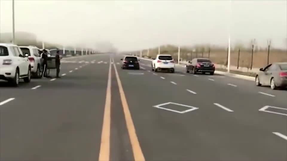 比亚迪对战大众小钢炮，一脚油门下去，让你知道什么叫中国制造