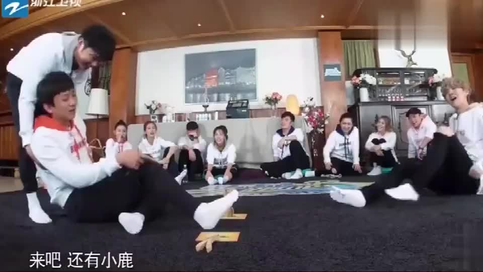 邓超鹿晗父子俩掰脚趾大战僵持半天看谁是最后赢家太逗了