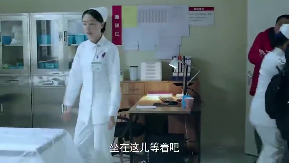 急诊科医生护士真是善良同情小女孩的遭遇狠狠地捉弄凶手