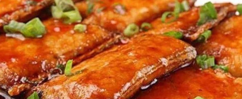 美食推荐：大盘猪脚，鱿鱼炒韭菜，家常带鱼，青椒烧脆骨的做法