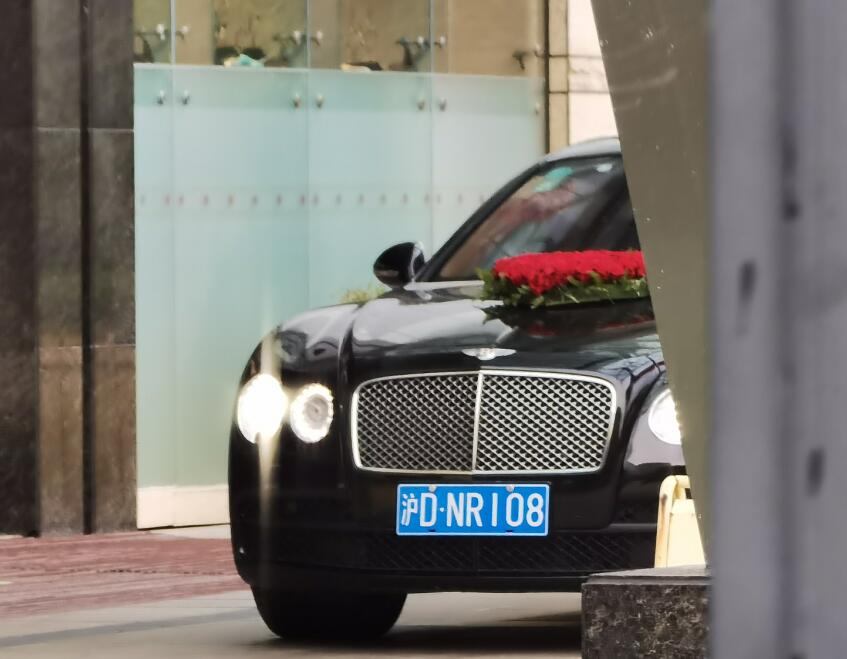 南通通州区街头实拍宾利婚车，气场秒杀周围所有车！
